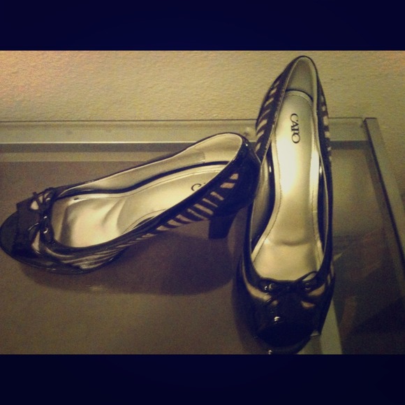 Black & white zebra print peep toe pumps