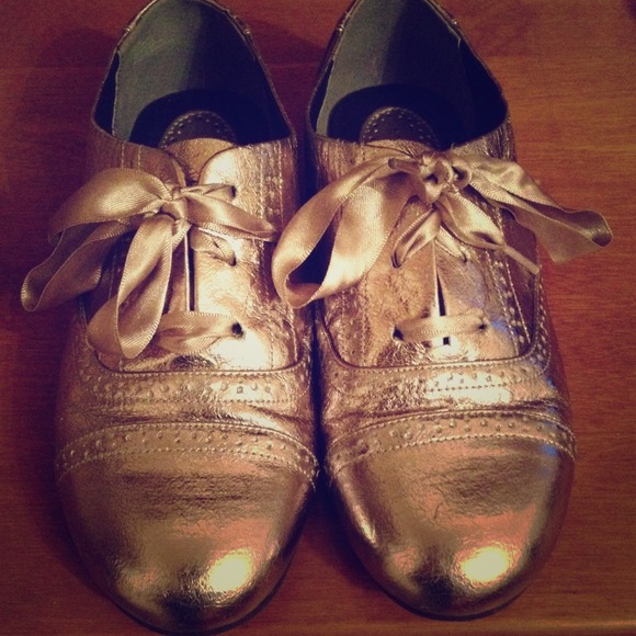 Girl's Silver Metallic Oxford Shoes!