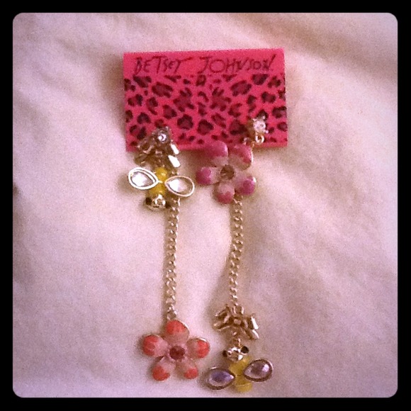 🌺Traded🌺 - Betsey Johnson dangle earrings.
