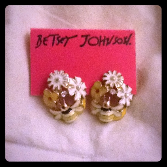 🌺SOLD! 🌺 Betsey Johnson bee on flower earrings