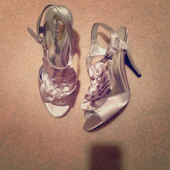 Kelly & Katie Shoes - **FINAL REDUCTION** new silver kelly&katie sandal