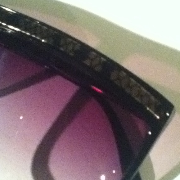 🚫Sold🚫Sunglasses 👓 - Picture 2 of 3