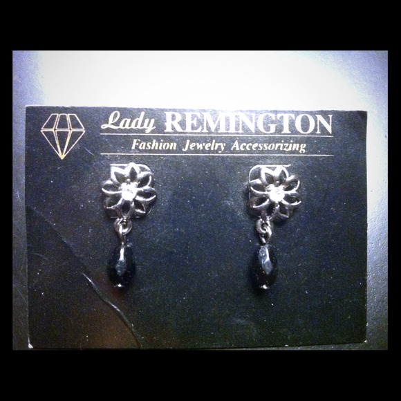 Petite pierced earring