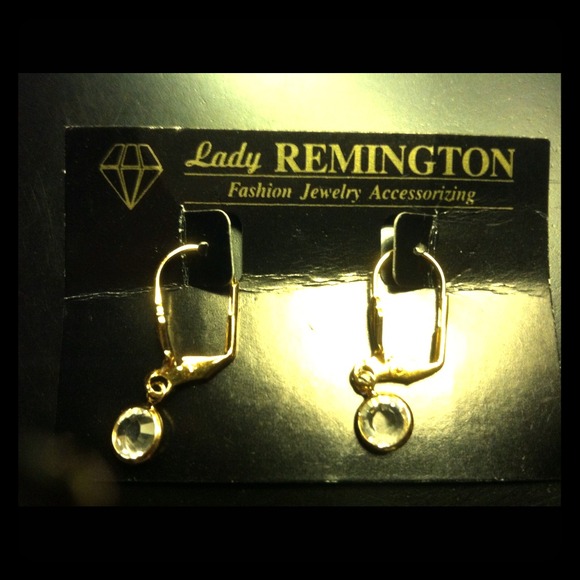 Pierced earrings gold with crystal accent