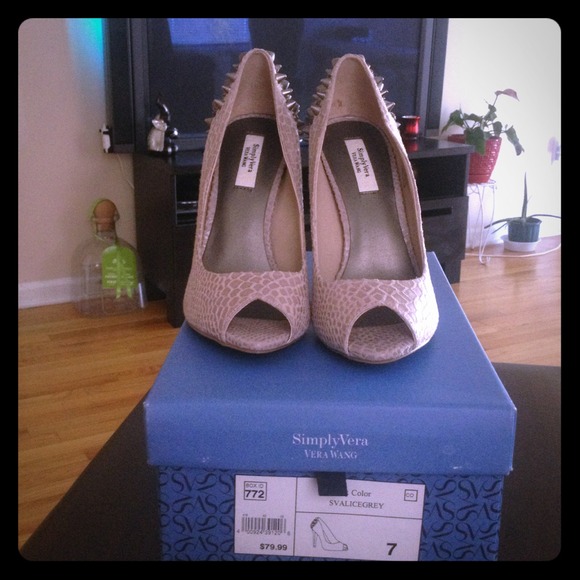 Vera wang pumps