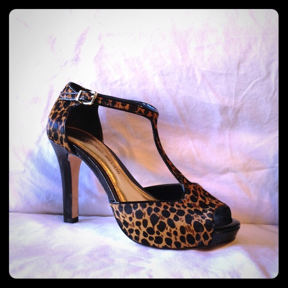 Leopard print t-strap peep toe pump