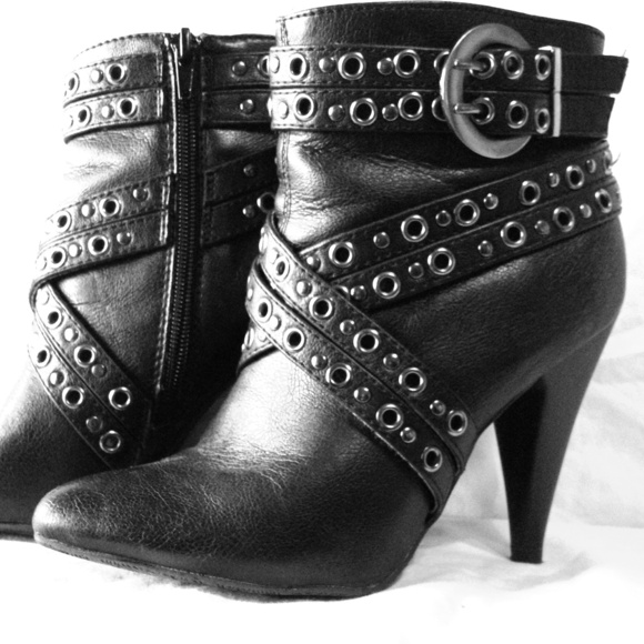 Limelight Black grommet ankle boot - Picture 1 of 3