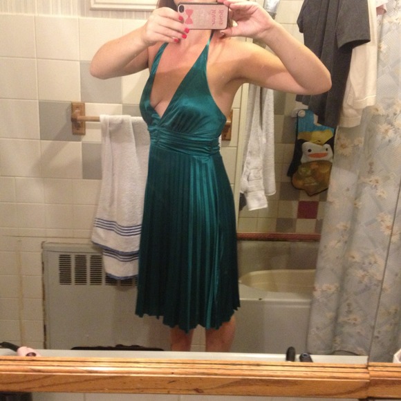 New gorgeous green dress - Picture 3 of 3