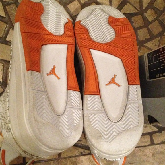 REDUCED!!🔶Orange and white Jordans!🔶 - Picture 3 of 4