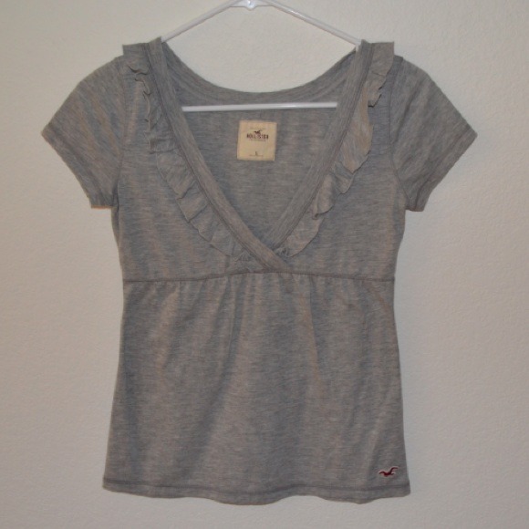 ✨BUNDLE 2 Hollister V-Neck Tops!