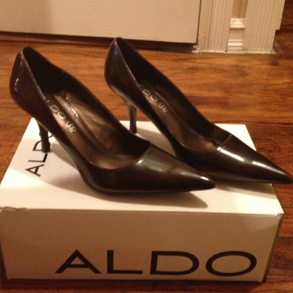 Brown classic low heel shoes