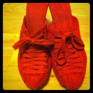 💋for tlprior trade💋red clogs for purple shirt.