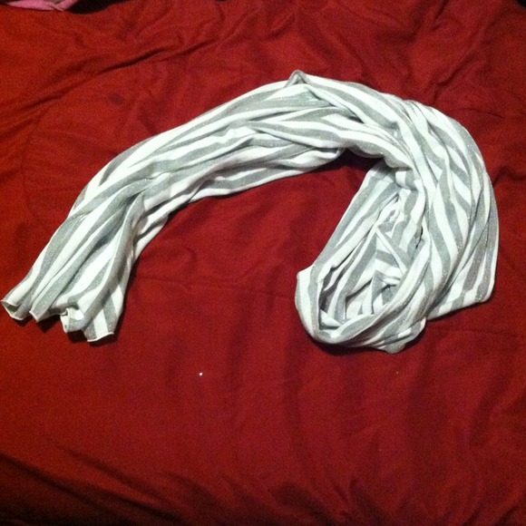 Victoria's Secret Accessories - 💟SOLD💟Victoria's Secret silver and white scarf