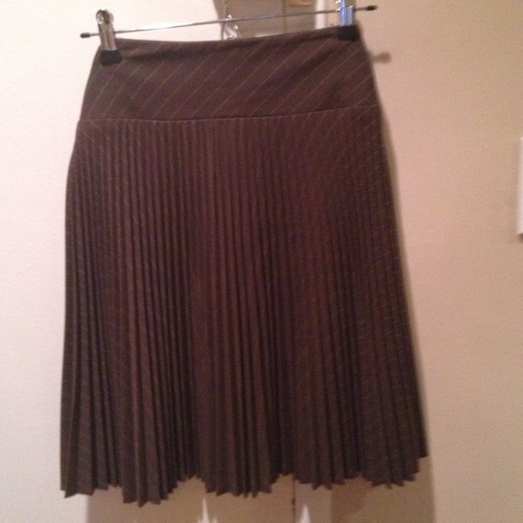 Brown pleated skirt