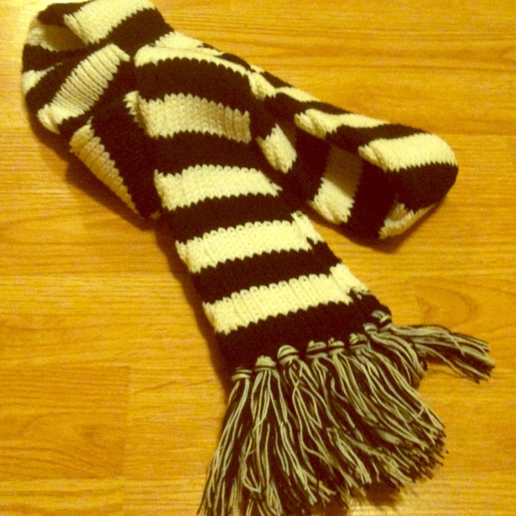Black and white scarf - Picture 1 of 1