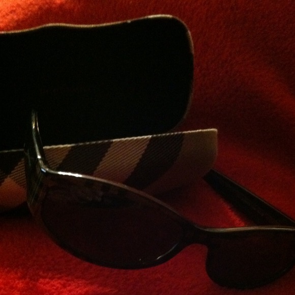 BURBERRY SUN GLASSES (authentic) - Picture 2 of 4