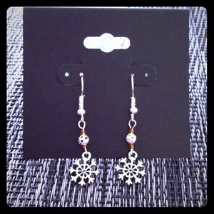 Snowflake Earring. NWT