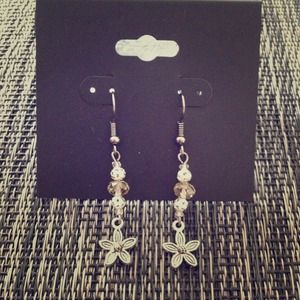 Flower Earring with Beads. NWT