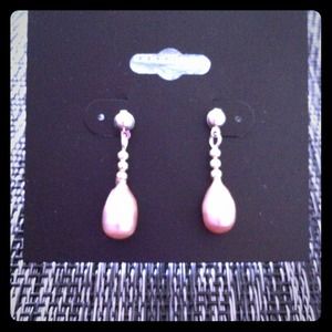 Pink imitate Pearl Dangle Earring. NWT