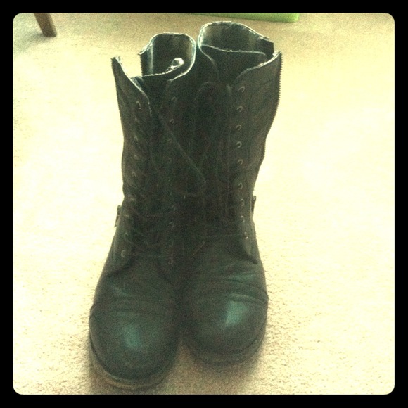 *RESERVED* Black boots!