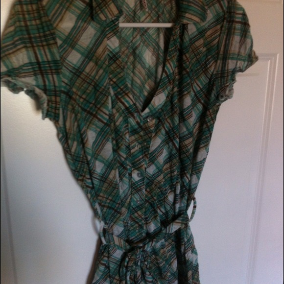 ❤SOLD❤️️Green and beige flannel top w tie