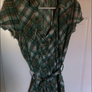 ❤SOLD❤️️Green and beige flannel top w tie