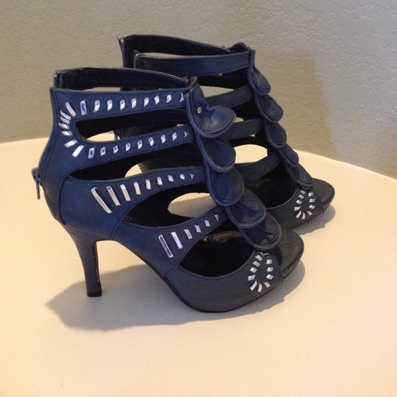 Stylish Blue Studded Embroidered Pumps