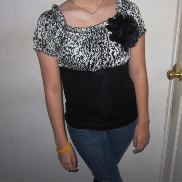 🔴SOLD IN BUNDLE!🔴Black & White Dressy Top! 🎀
