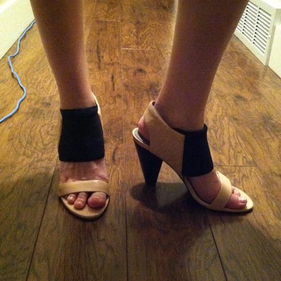 Black and Camel Vince Camuto Heals