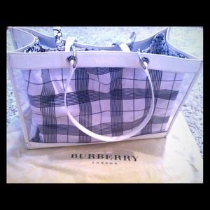 🚨SOLD🚨Authentic Burrberry Tote!