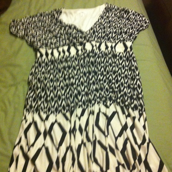 Black/white graphic dress