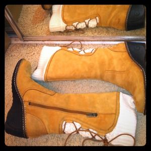 UGG Australia Size 7 W SKYLAIR 939 W/CHE