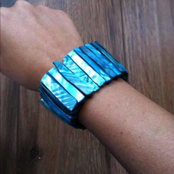 Teal seashell bracelet, adds a pretty pop of color