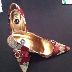 ✨REDUCED✨Gold and Red heels