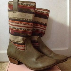 🔥REDUCED! Tribal detail boots
