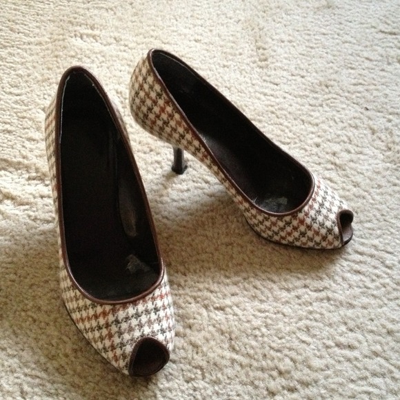 Cute vintage style plaid shoes