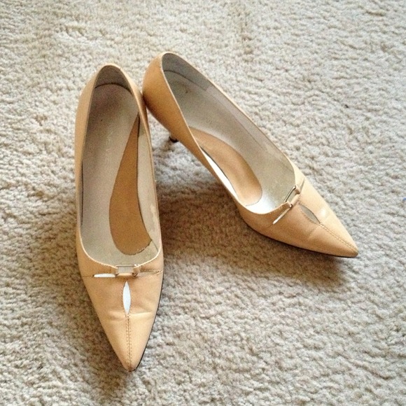 Nude low heel pumps