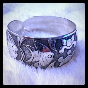Silver Metal Fish Bangle. Brand New.