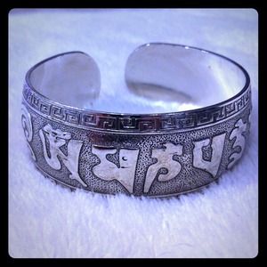 Silver Metal Pattern Bangle. Brand New