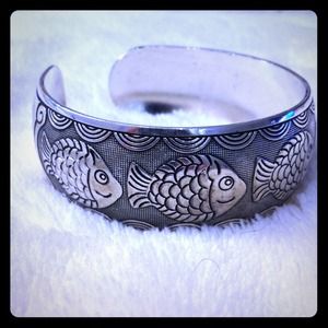Silver Metal Fish Bangle. Brand New