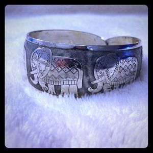 Silver Metal Elephant Bangle. Brand New