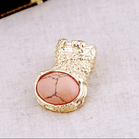 Knuckle ring gold ring.