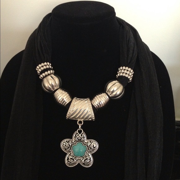 Black scarf with accessory imported from Peru