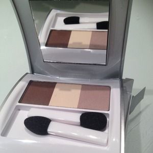 Powder eyeshadow trio. 
Neutral ground
.11 oz