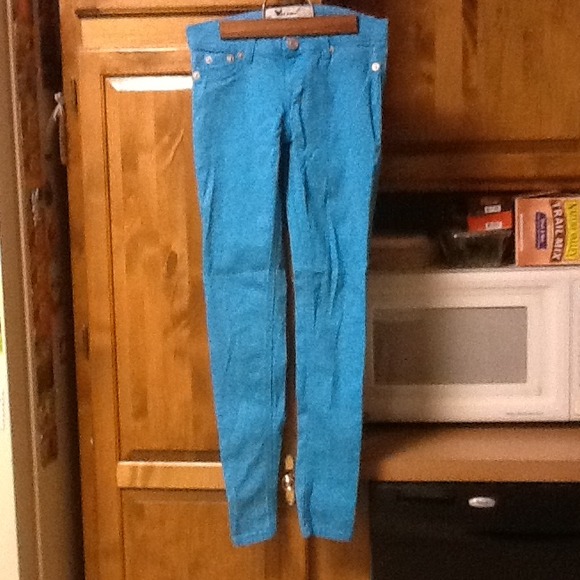 Blue skinny jeans.