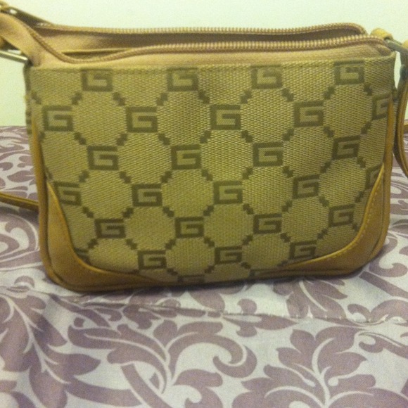 👜Guess beige Purse never used👜