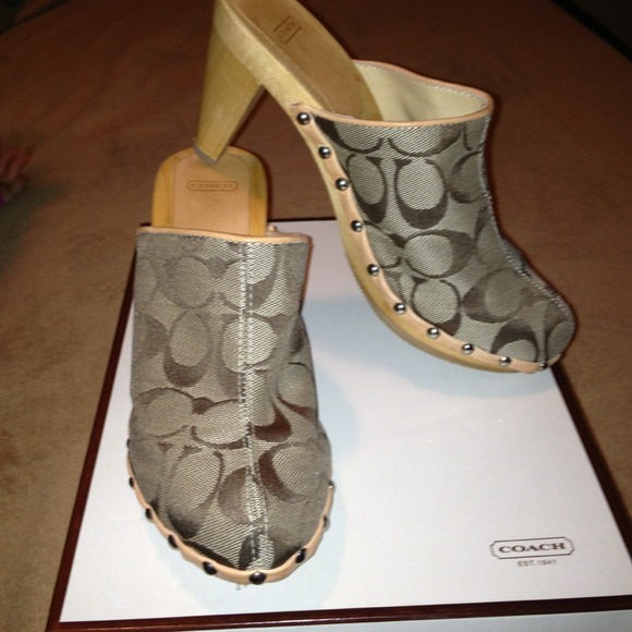 Coach Shoes - Real Coach Felicity Logo Vacc Size 6
