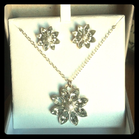 Flower earring and necklace set