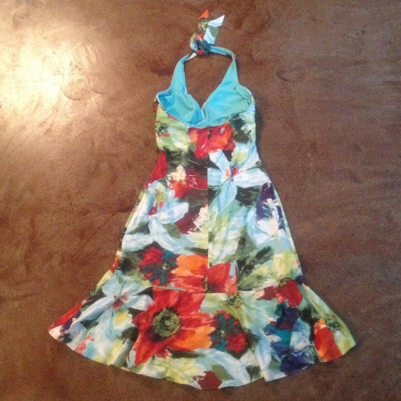 SOLD Beautiful Cache Dress - Picture 2 of 2