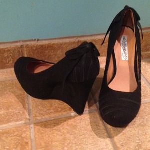 Black wedges